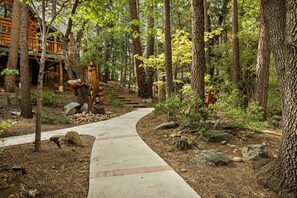 Property grounds - Honeycomb Hideaway| Hot Tub & Sauna, Large Yard (Big Bear Lake)