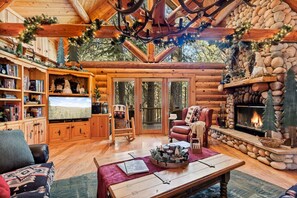 TV, fireplace, stereo - Honeycomb Hideaway| Hot Tub & Sauna, Large Yard (Big Bear Lake)