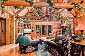 TV, fireplace, stereo - Honeycomb Hideaway| Hot Tub & Sauna, Large Yard (Big Bear Lake)