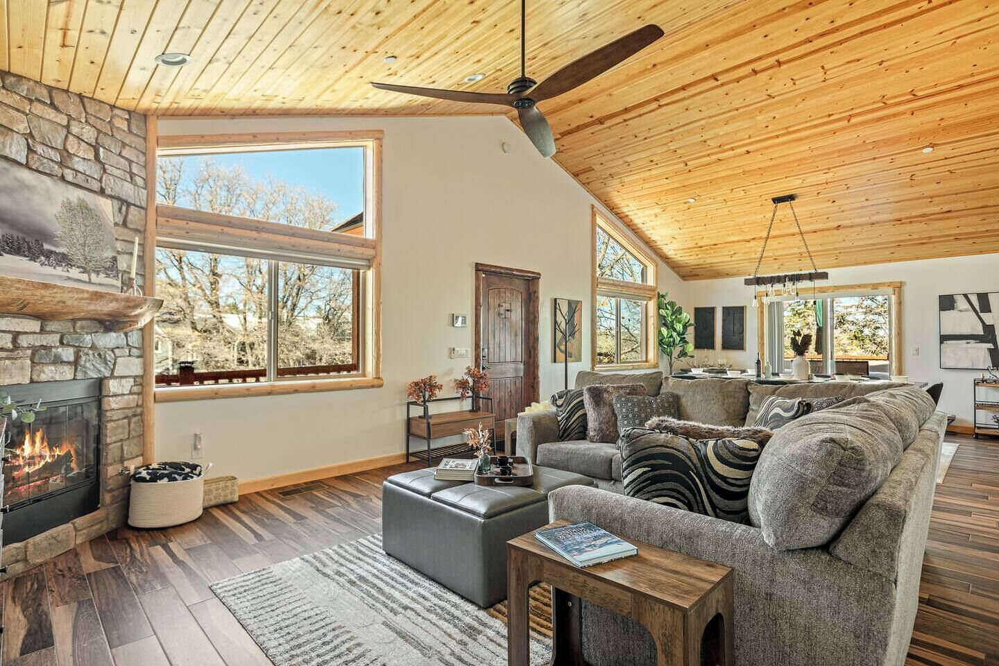 Fernseher, Kamin, Tischfußball