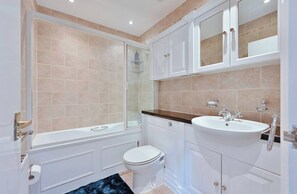 Shower, towels, toilet paper - Apartment - Sleeps3 - Close to Warner Bros Studios (Abbots Langley)