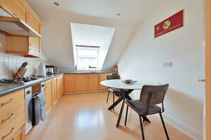 Fridge, microwave, oven, stovetop - Apartment - Sleeps3 - Close to Warner Bros Studios (Abbots Langley)
