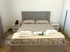 Caixa forta a l'habitació, escriptori i planxa i posts de planxar 