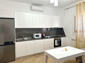 Private kitchen - Ishem • Green View • Two Bedrooms • Free Wi-Fi • Garden • Private Parking (Ishëm)
