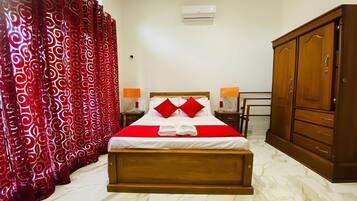 Desk, iron/ironing board, WiFi, bed sheets