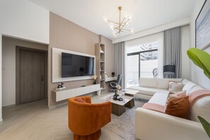 TV - Few Minutes Walk to Circle Mall, Conveniently Close Community Park, and Near the Bus Station (Dubai)