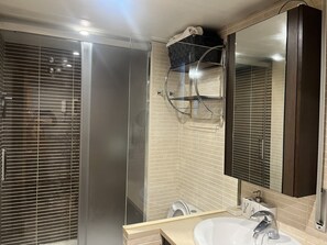 Shower, hair dryer, towels, soap - Apartment in luxury residence with direct view of Santa Margarita canals (Roses)