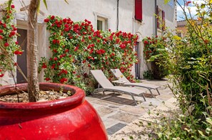 A courtyard with a potted plant, a stone pathway, and two lounge chairs. - Guest Room “La Drosera - Room No.6” with Shared Terrace, Garden & Wi-Fi (Riols)