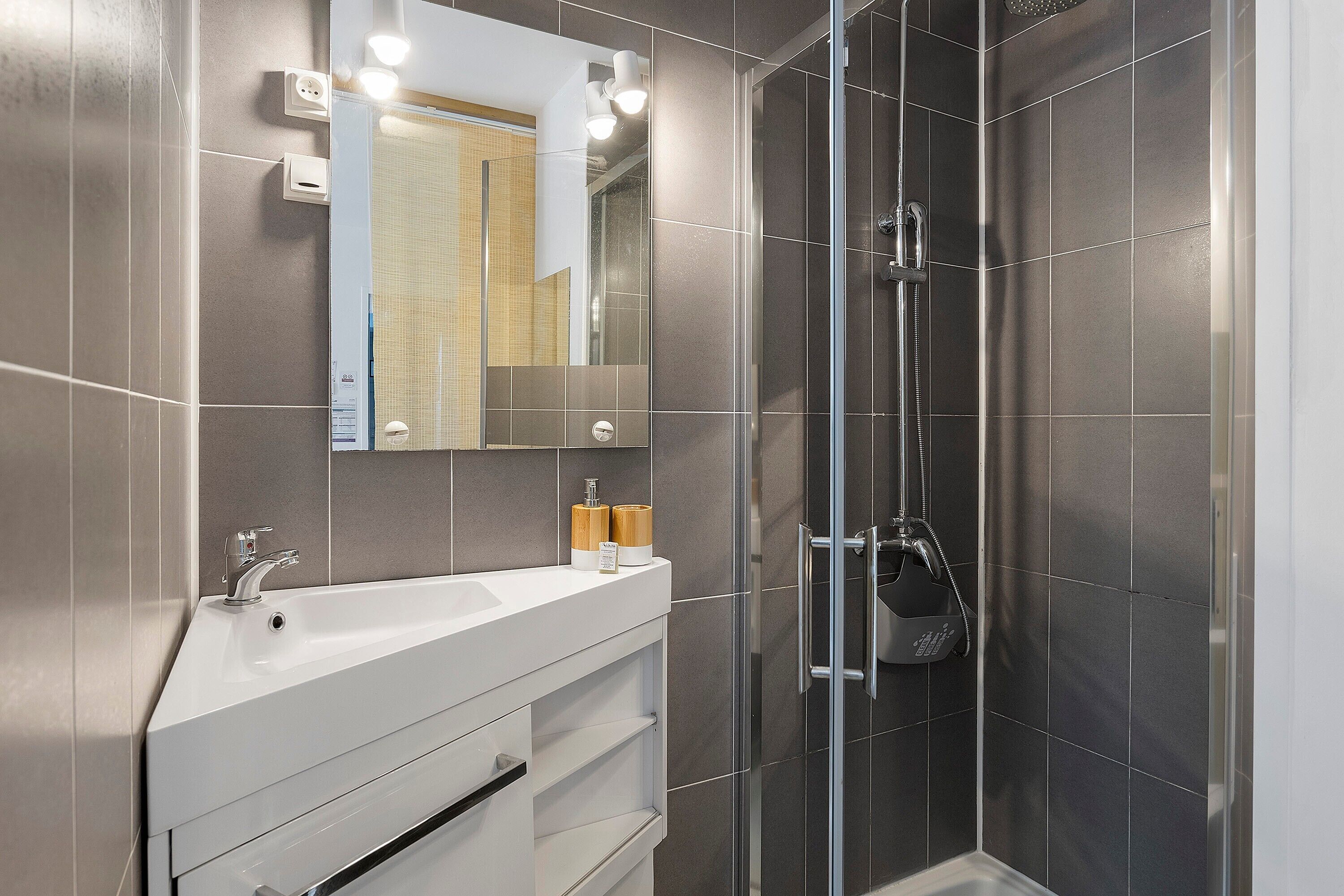 Shower, towels