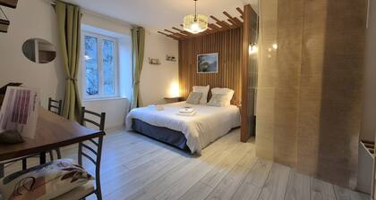 Guest Room “La Fougère - Room No.5” with Shared Terrace, Garden & Wi-Fi