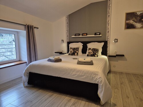 Chambre d’hôtes « Le Milan Noir - Chambre N°4 » avec terrasse, jardin partagés et Wi-Fi