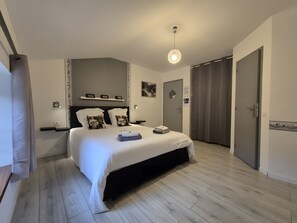 WiFi, bed sheets - Guest Room “Le Milan Noir - Room No. 4” with Shared Terrace, Garden and Wi-Fi (Riols)