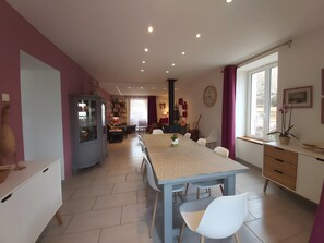 Dining - Guest Room “Le Milan Noir - Room No. 4” with Shared Terrace, Garden and Wi-Fi (Riols)