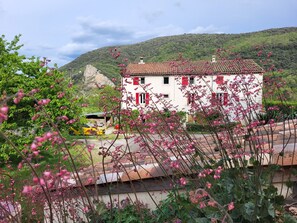 Property grounds - Les Capitelles Guest Room – Family Suite with Mountain View, Terrace, and Wi-Fi (Riols)