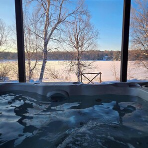 Outdoor spa tub