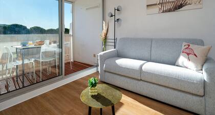 Renovated studio apartment, sleeps 4, balcony