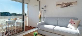 Renovated studio apartment, sleeps 4, balcony