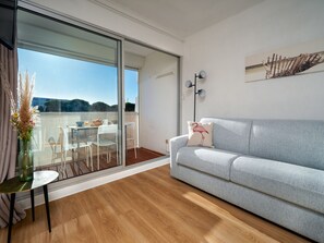 Living area - Renovated studio apartment, sleeps 4, balcony (Le Grau-du-Roi)