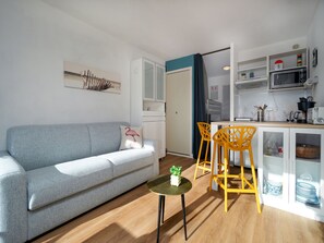 Living area - Renovated studio apartment, sleeps 4, balcony (Le Grau-du-Roi)