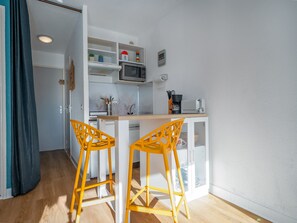 Fridge, microwave, coffee/tea maker, electric kettle - Renovated studio apartment, sleeps 4, balcony (Le Grau-du-Roi)