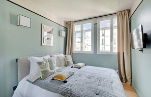 Iron/ironing board, travel cot, WiFi, bed sheets - A Peaceful 2-BR/2Ba in Daumesnil (Paris)