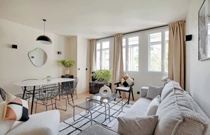 TV, offices - A Peaceful 2-BR/2Ba in Daumesnil (Paris)