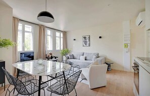 TV, offices - A Peaceful 2-BR/2Ba in Daumesnil (Paris)