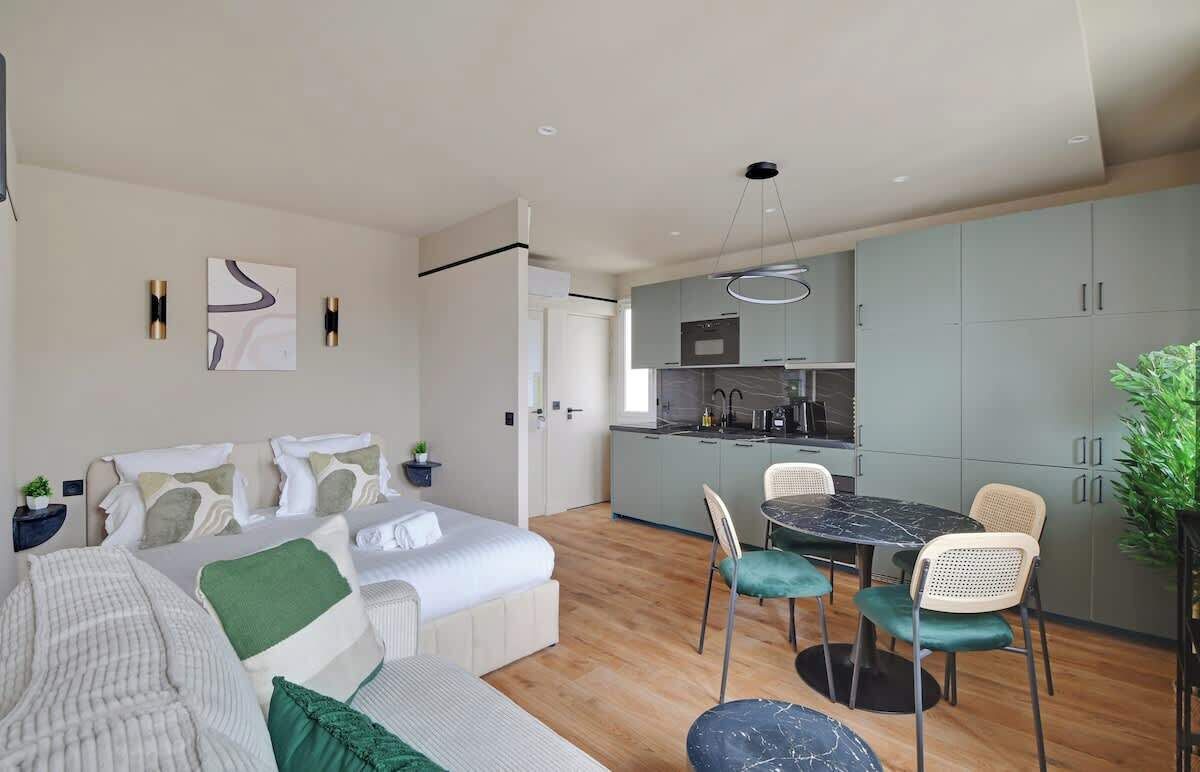 Iron/ironing board, travel crib, WiFi, bed sheets