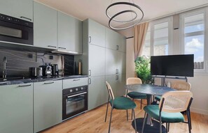 Réfrigérateur, micro-ondes, four, plaque de cuisson