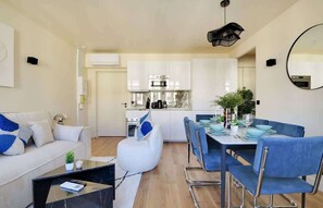 TV, offices - A Unique 2-BR/2Ba in Daumesnil (Paris)