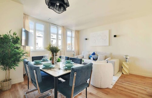 A Unique 2-BR/2Ba in Daumesnil