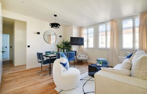 TV, offices - A Unique 2-BR/2Ba in Daumesnil (Paris)