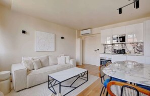 TV, offices - A Wonderful 2BR/2BA in Daumesnil Bois de Vincennes (Paris)