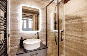 Shower, hair dryer - A Wonderful 2BR/2BA in Daumesnil Bois de Vincennes (Paris)