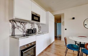 Fridge, microwave, oven, stovetop - A Wonderful 2BR/2BA in Daumesnil Bois de Vincennes (Paris)