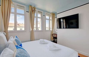 Iron/ironing board, travel cot, WiFi, bed sheets - A Wonderful 2BR/2BA in Daumesnil Bois de Vincennes (Paris)
