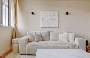 TV, offices - A Wonderful 2BR/2BA in Daumesnil Bois de Vincennes (Paris)