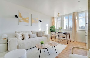 TV - A Pleasant 1-BR/1Ba in Daumesnil (Paris)