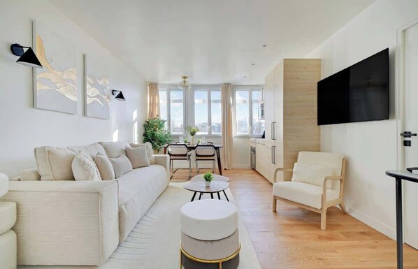 TV - A Pleasant 1-BR/1Ba in Daumesnil (Paris)