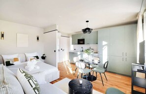 Tabla de planchar con plancha, cuna de viaje, wifi y ropa de cama
