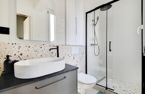 Shower, hair dryer - A Bright Studio in Daumesnil - Bois de Vincennes (Paris)