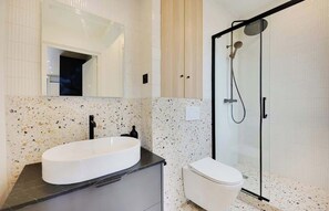 Shower, hair dryer - A Lovely Studio with Terrace in Daumesnil (Paris)