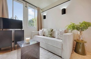 TV - A Lovely Studio with Terrace in Daumesnil (Paris)
