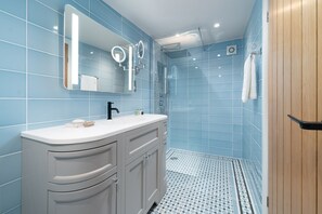 Douche, séchoir à cheveux, serviettes fournies