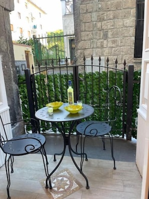 Habitación triple, balcón | Restaurante al aire libre