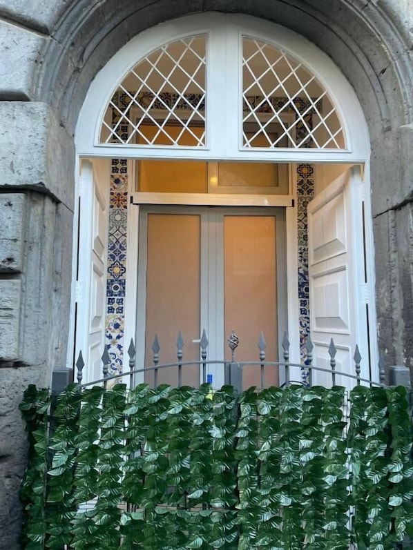 Habitación triple, balcón | Detalle del exterior