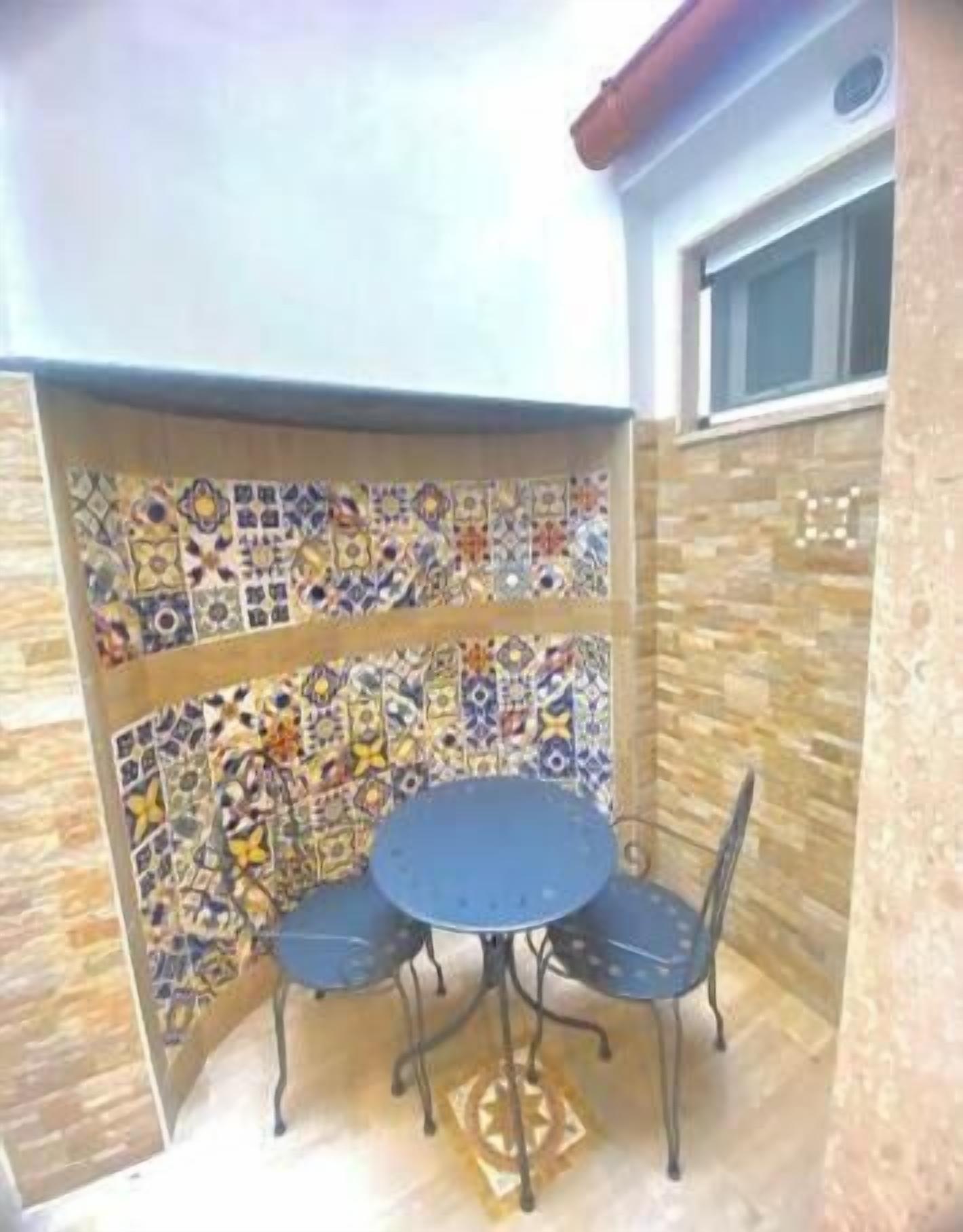 Kahden hengen huone, parveke, näköala pihalle | Ulkoruokailutilat