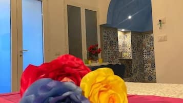 Habitación triple, balcón | Interior