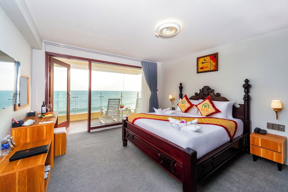 Standard Room, Sea View | Minibar, desk, laptop workspace, blackout drapes