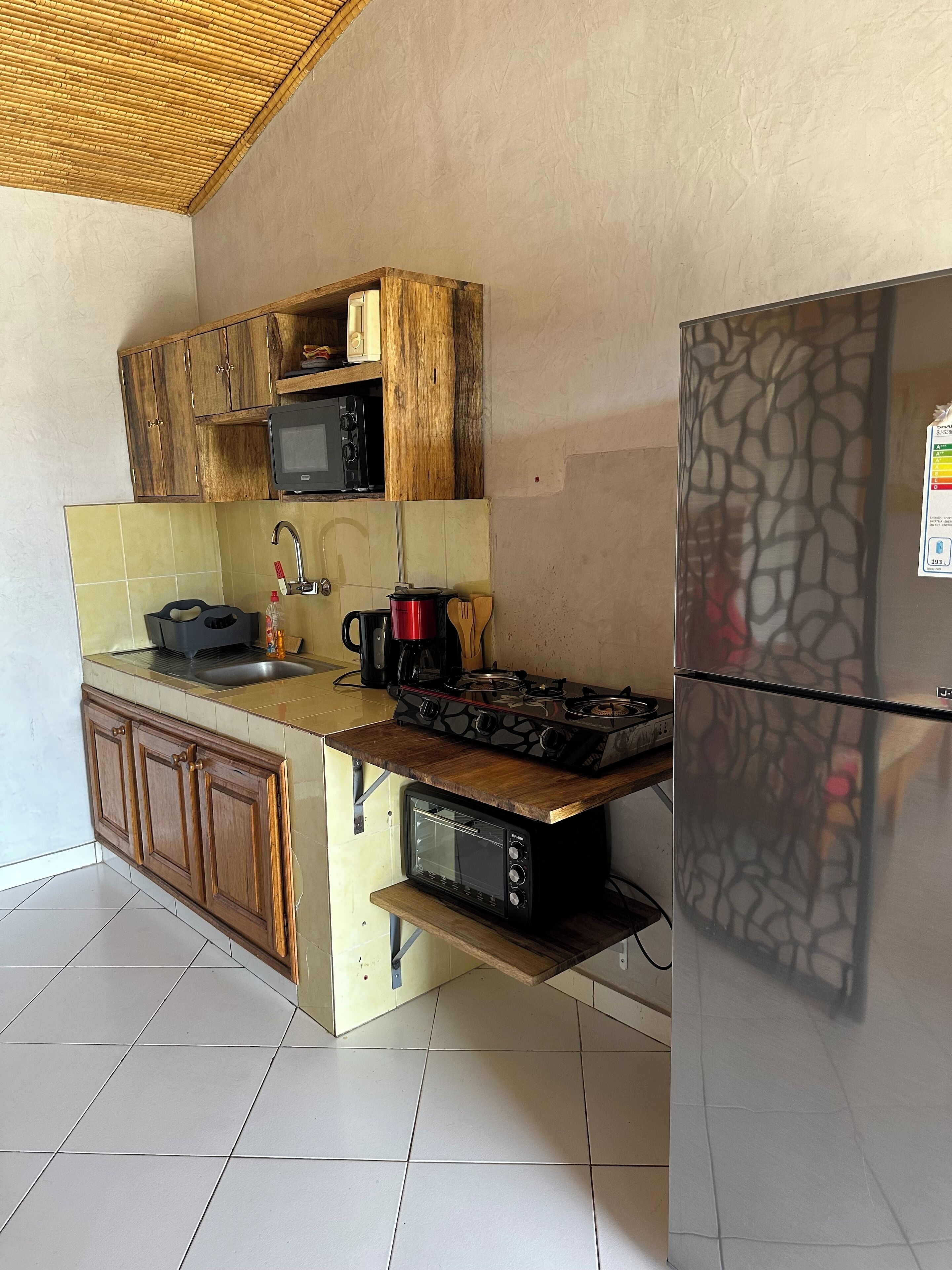 Kjøleskap, mikrobølgeovn, ovn og vannkoker